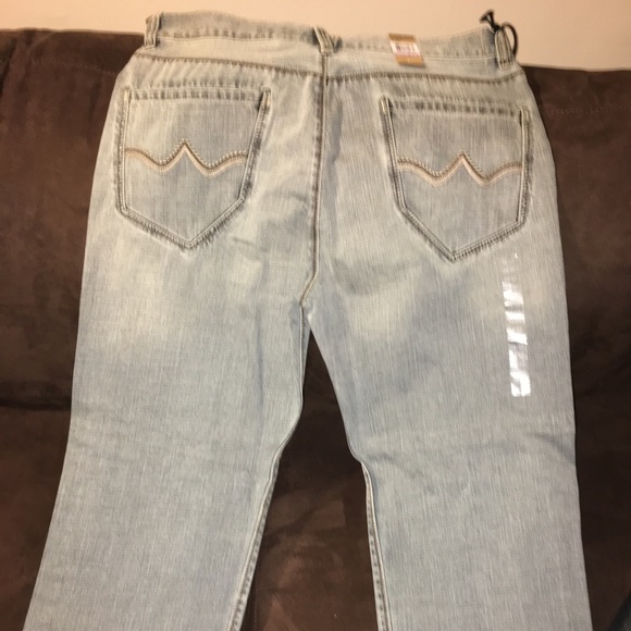 Men’s DKNY light wash jeans. Size 38 x 32. - Picture 5 of 5